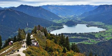 由十二角峰俯瞰沃夫岡湖湖畔的聖沃夫岡