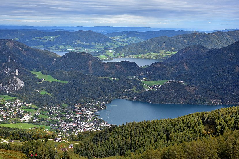 奧地利-聖吉爾根-搭乘十二角峰纜車由山頂俯瞰沃夫岡湖旁的聖吉爾根