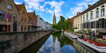 【布魯日運河】聖母教堂倒影拍攝點、運河遊船以及玫瑰碼頭漫遊、推薦購物區域分享
