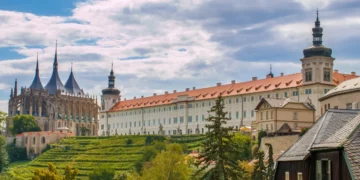 【捷克銀礦之都】庫特納霍拉一日遊：聖芭芭拉教堂與人骨教堂介紹、交通資訊與行程安排建議