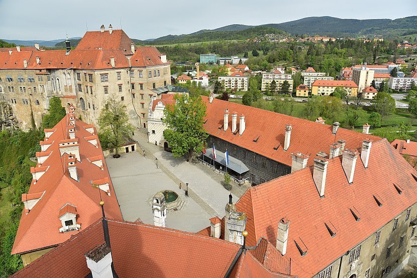 捷克-庫倫諾夫-庫倫洛夫城堡彩繪塔外的廣場