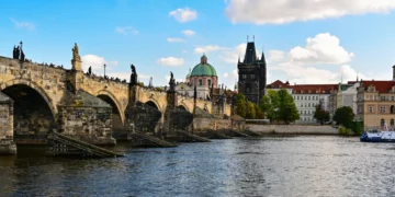 【布拉格必去景點】查理大橋漫遊：橋塔簡介、橋上景色與知名雕像分享
