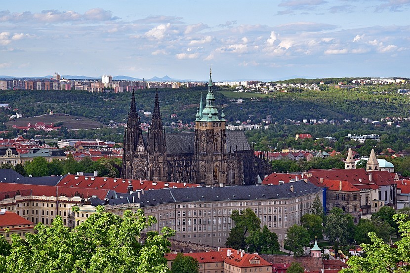 捷克-布拉格-佩特任瞭望塔看布拉格城堡區聖維特大教堂