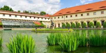 【布拉格小城區半日遊】聖尼古拉教堂、涅魯達瓦街、華倫斯坦花園與藍儂牆