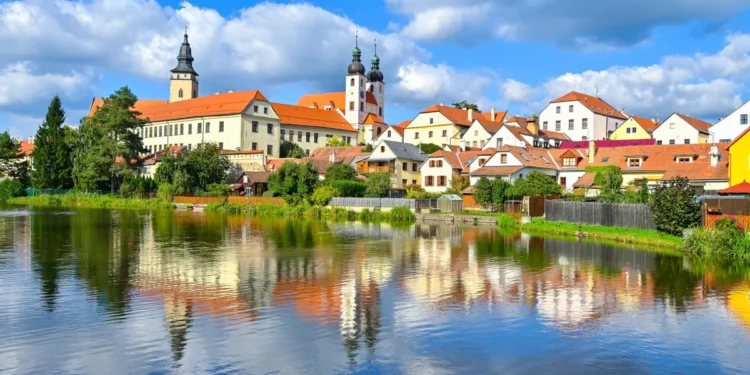 【捷克經典小鎮】泰爾奇一日遊：市鎮廣場與水城堡等景點介紹及交通方式說明