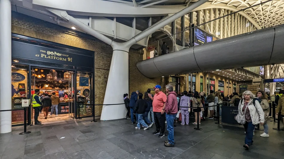 英國-倫敦-國王十字車站的哈利波特9¾月台商店