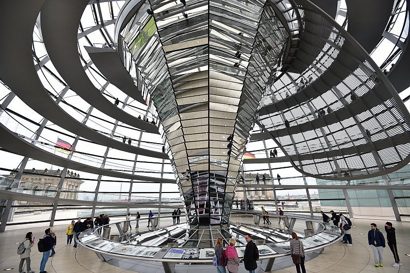 德國-柏林由德國國會大廈玻璃圓頂
