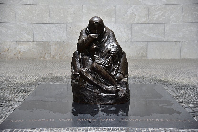 德國-柏林-菩提樹下大道-新崗哨（Neue Wache）-「母親與亡子」雕像