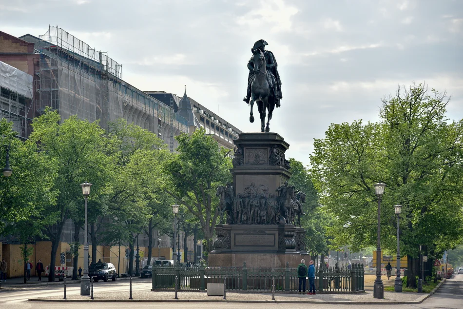 德國-柏林-菩提樹下大道-腓特烈二世騎馬像