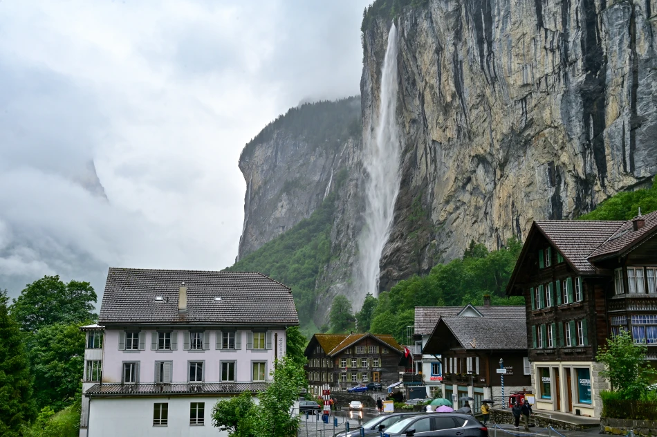 瑞士-勞特布魯嫩-施陶河瀑布（Staubbach Falls）