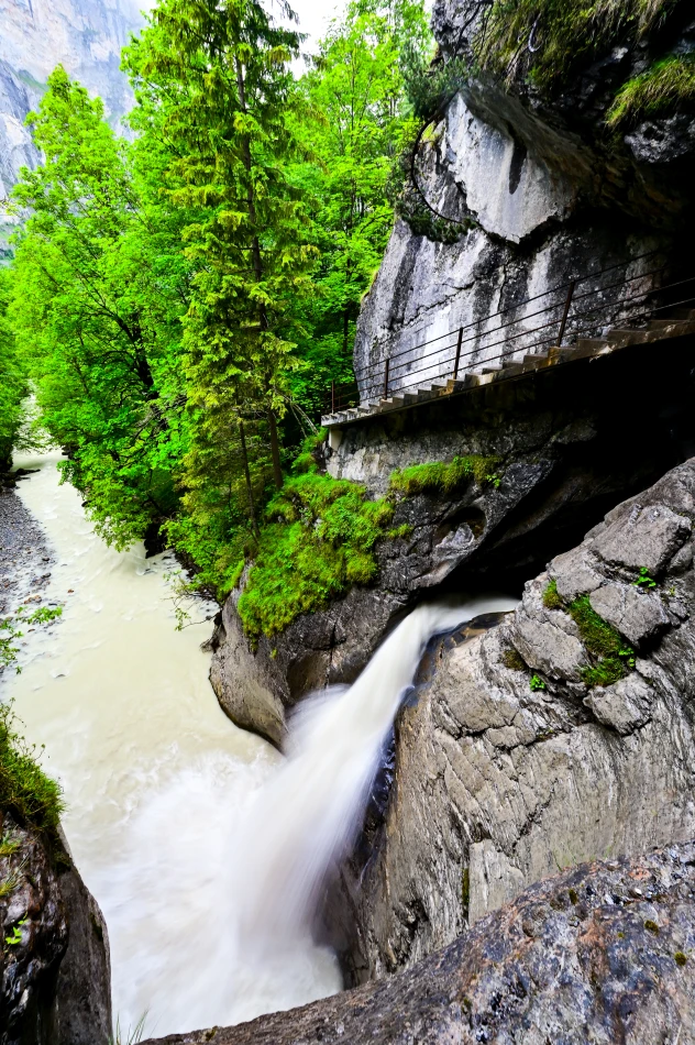 瑞士-勞特布魯嫩-特呂默爾河瀑布（Trümmelbach Falls）