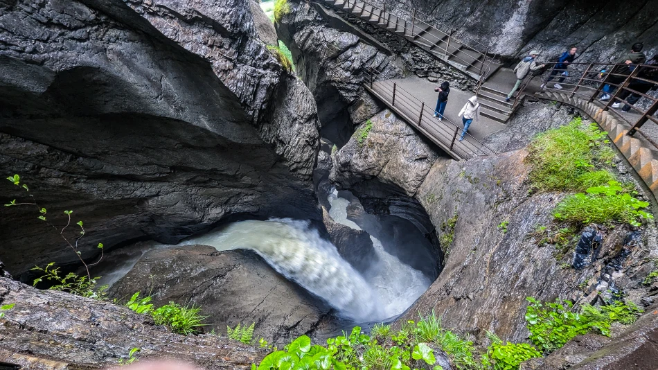 瑞士-勞特布魯嫩-特呂默爾河瀑布（Trümmelbach Falls）