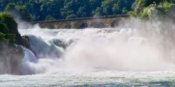 【蘇黎世必去郊區景點】萊茵瀑布自由行：瀑布周遭景點與遊船分享、一日遊行程與交通建議