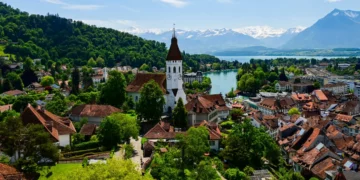 【因特拉肯近郊】圖恩自由行攻略：市區必去景點推薦、圖恩湖遊船與一日遊建議