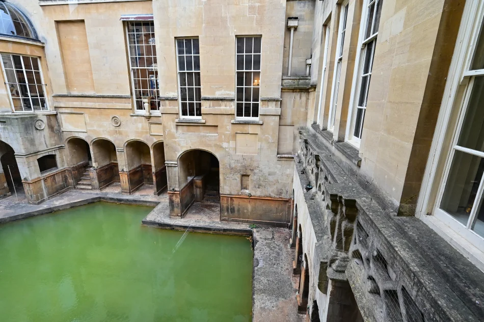 英國-巴斯-羅馬浴場的聖池