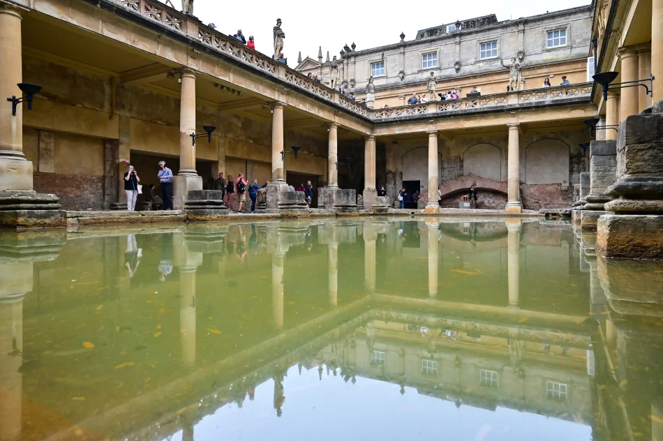 英國-巴斯-羅馬浴場的大浴池
