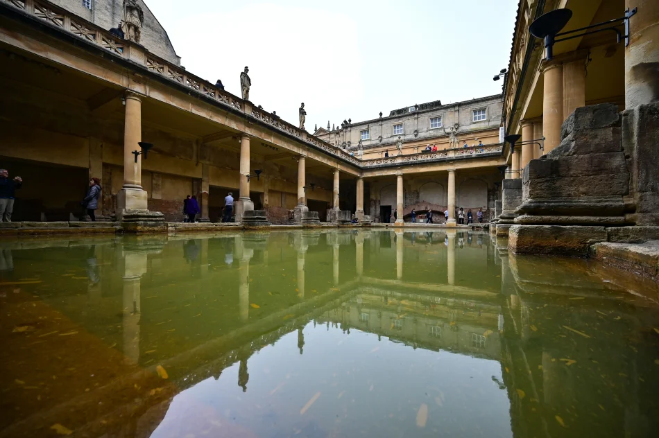 英國-巴斯-羅馬浴場的大浴池