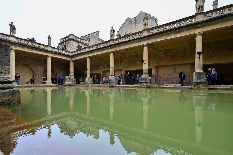 英國-巴斯-羅馬浴場的大浴池