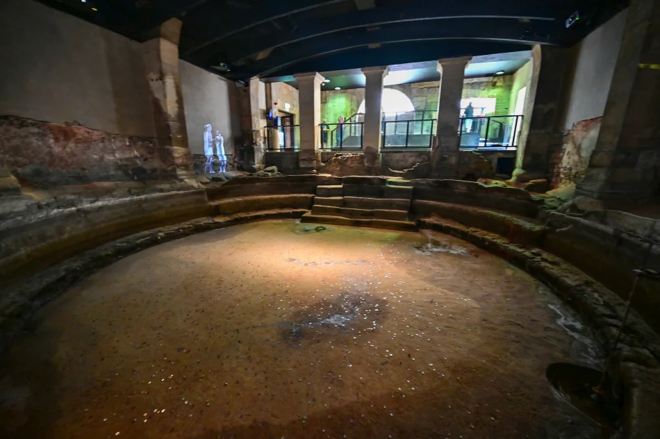 英國-巴斯-羅馬浴場的許願池