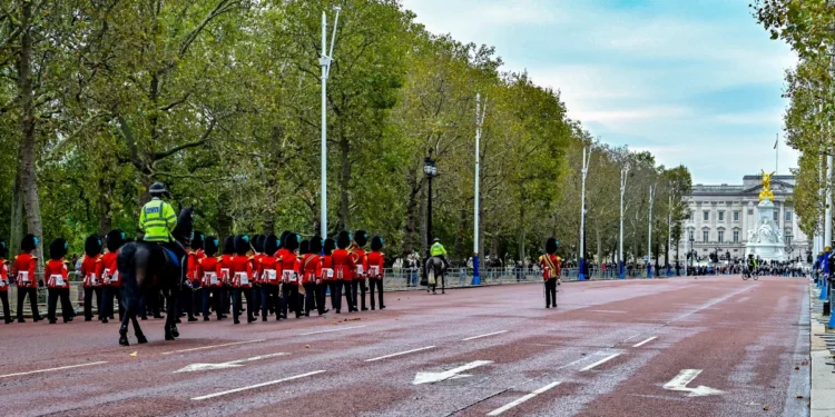 英國-倫敦-白金漢宮衛兵交接