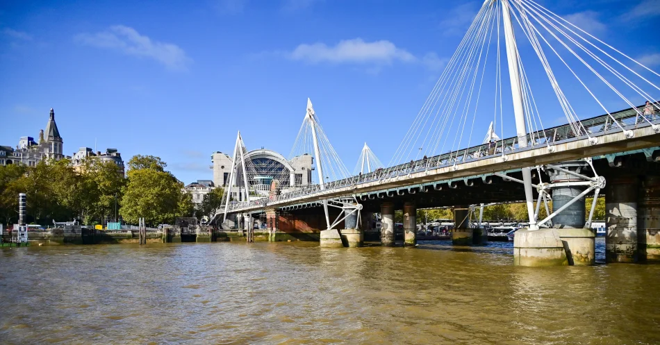 英國-倫敦-泰晤士河遊船與亨格福德橋和五十週年紀念橋